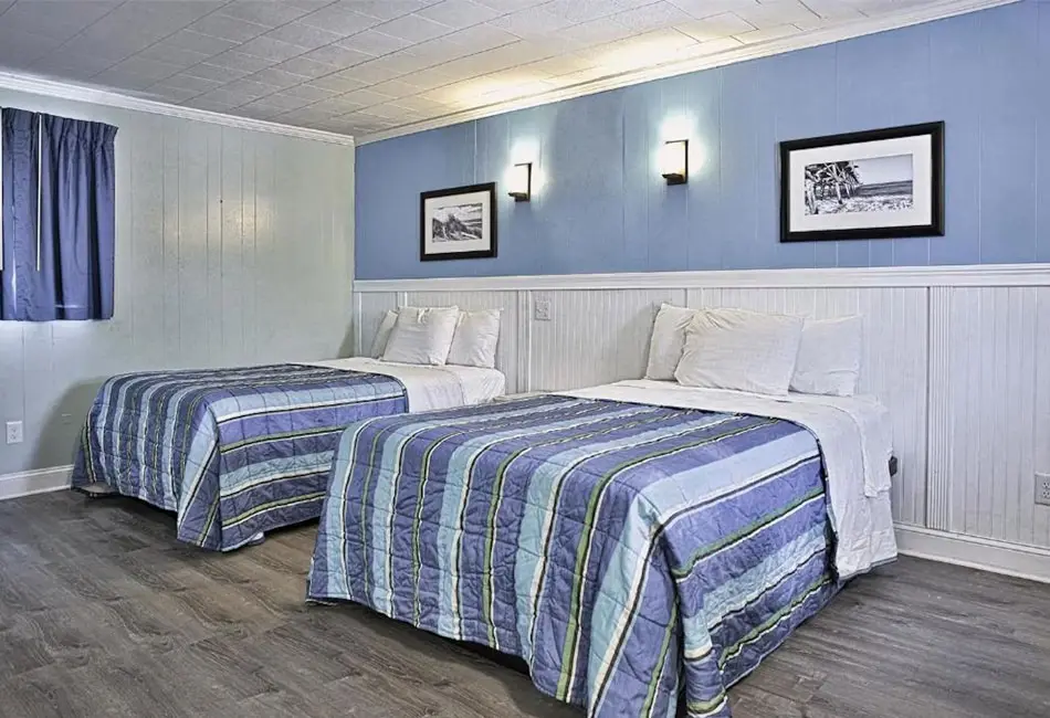 Two double beds in a kitchen unit with a pullout sofa at Colonial Inn