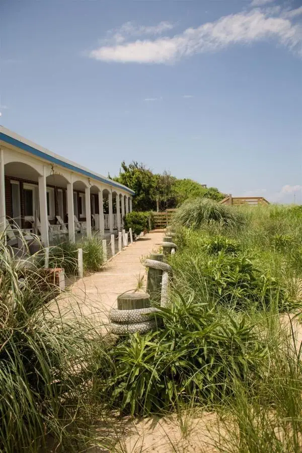 The white colonnade beside the dune, looking down the length of the building